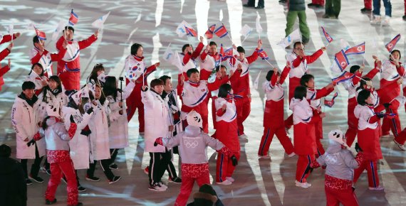 25일 강원도 평창올림픽스타디움 열린 2018 평창올림픽 폐회식에서 대한민국 선수단과 북한 선수단이 나란히 입장하고 있다. 2018.2.25/뉴스1 © News1 임세영 기자