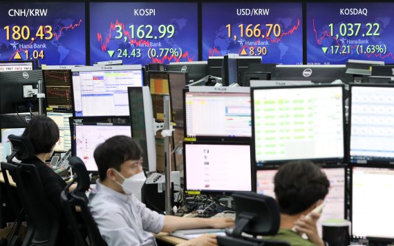 [서울=뉴시스] 백동현 기자 = 서울 중구 하나은행 딜링룸에서 딜러들이 업무를 보고 있다. 2021.09.08. livertrent@newsis.com