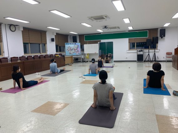 추가로 개설된 주민자치센터 프로그램 요가강좌. *재판매 및 DB 금지