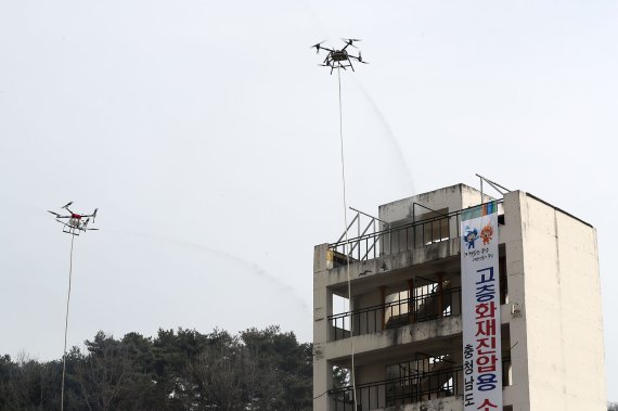[홍성=뉴시스] 충남소방학교에서 드론을 이용해 고층건물 화재를 진압하는 시연을 하고 있다. (사진=충남소방본부 제공). 2021.03.11. photo@newsis.com *재판매 및 DB 금지