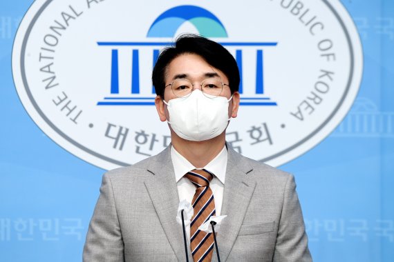 [서울=뉴시스] 최진석 기자 = 더불어민주당 대권 주자인 박용진 의원이 9일 오전 서울 여의도 국회 소통관에서 대선 공약 발표 기자회견을 열고 발언하고 있다. (공동취재사진) 2021.09.09. photo@newsis.com