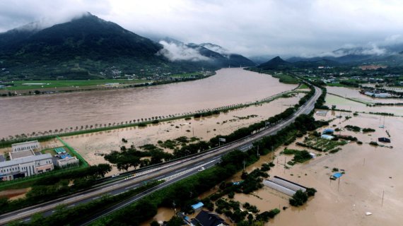 [구례=뉴시스] 류형근 기자 = 폭우가 쏟아진 8일 오후 전남 구례군 구례읍이 수중도시로 바뀌어 버렸다. (사진=구례군 제공). 2020.08.08. photo@newsis.com