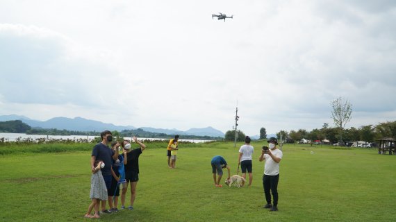 아리랑오토캠핑장에서 캠핑장에서 드론플라잉 체험교실을 운영했다. *재판매 및 DB 금지