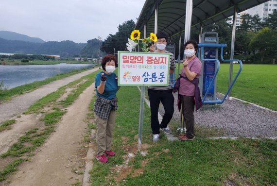 삼문동 고수부지 내 마음이 담긴 글귀와 아름다운 꽃을 함께 볼 수 있는 푯말을 설치했다. *재판매 및 DB 금지