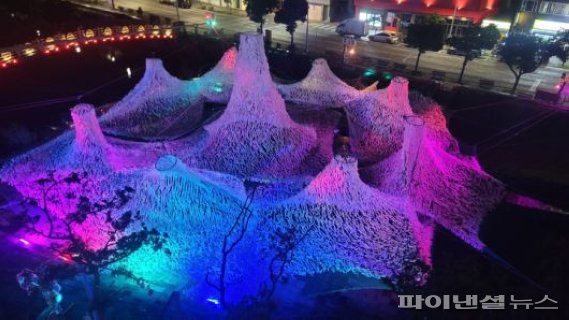 제주관광공사는 오는 26일까지 탐라문화광장 일대에 미디어아트 전시 '산지에 색을 입히다. 컬러풀산지'를 진행하고 있다. 2021.9.9 [제주관광공사 제공]