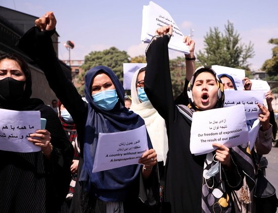 탈레반에 항의하는 아프가니스탄 여성 시위대. © 로이터=뉴스1 /사진=뉴스1