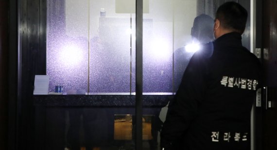 전라북도 특별사법경찰 관계자들이 사회적 거리두기 2단계에 따라 집합금지 명령이 내려진 전주시의 유흥시설 5종을 대상으로 단속을 실시하고 있다. 2020.12.9/뉴스1 © News1 유경석 기자