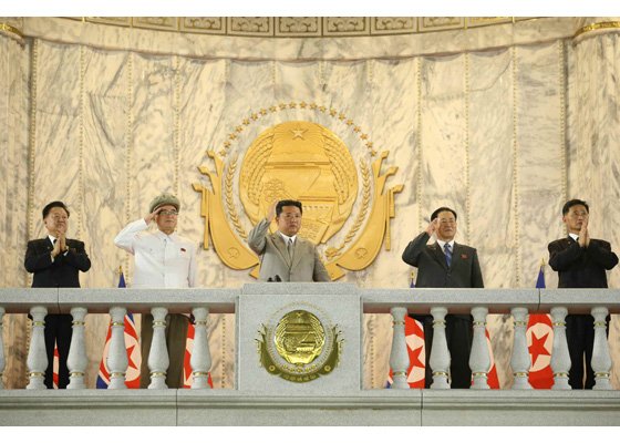 [서울=뉴시스]북한 조선노동당 기관지 노동신문은 9일 정권수립일 73돌 경축 민간 및 안전무력 열병식이 수도 평양 김일성광장에서 열렸다고 보도했다. (사진=노동신문 갈무리)