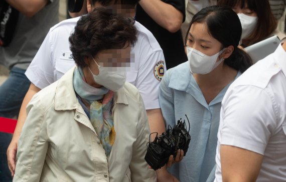 [의정부=뉴시스]전진환 기자 = 불법 요양병원을 운영하면서 수십억원대 요양급여를 부정수급 한 혐의로 기소된 윤석열 전 검찰총장의 장모 최모씨가 지난 7월2일 오전 의정부지방법원에서 열리는 1심 선고공판에 출석하고 있다. (공동취재사진) 2021.07.02. photo@newsis.com