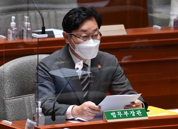 박범계 법무부 장관이 9일 오전 서울 여의도 국회에서 진행된 예산결산특별위원회 전체회의에 참석해 의원들의 질의에 답하고 있다. /사진=뉴시스