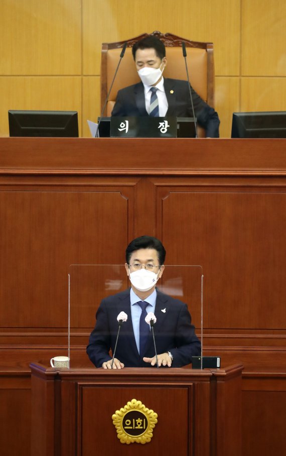 9일 오전 대전시의회 본회의장에서 열린 제261회 임시회 제2차 본회의에서 허태정 대전시장이 더불어민주당 남진근 의원(동구1)의 질의에 답하고 있다. 2021.9.9/뉴스1 © News1 김기태 기자