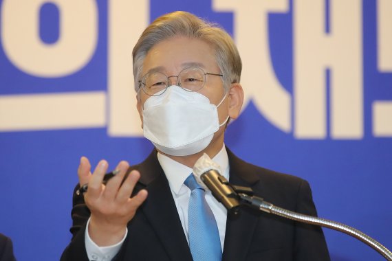 더불어민주당 대선 경선 후보인 이재명 경기도지사가 5일 오전 대구상공회의소 대회의실에서 열린 대구·경북 공약발표 기자간담회에 참석해 취재진의 질문에 답하고 있다. 2021.9.5/뉴스1 © News1 공정식 기자