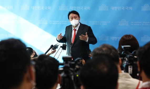 국민의힘 대권주자인 윤석열 전 검찰총장이 8일 국회 소통관에서 검찰총장 재직당시 검찰이 여권 인사에 대한 고발장을 야당에 전달했다는 '고발 사주' 의혹과 관련해 기자회견을 갖고 있다. 2021.9.8/뉴스1 © News1 이동해 기자