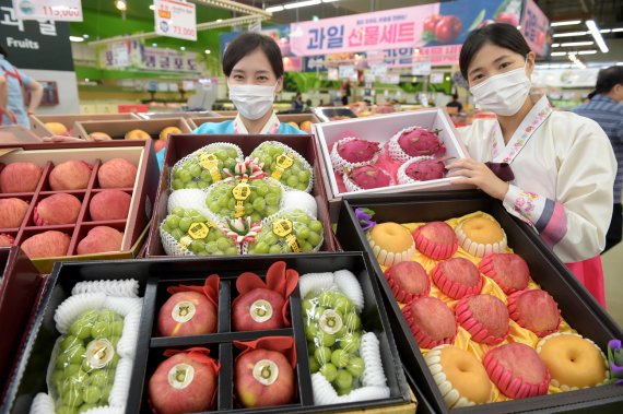 [서울=뉴시스] 전진환 기자 = 7일 서울 서초구 농협 하나로마트 양재점에서 추석을 맞아 고품질 우리 과일 선물세트를 소개하고 있다. (사진=농협유통 제공) 2021.09.07. photo@newsis.com *재판매 및 DB 금지