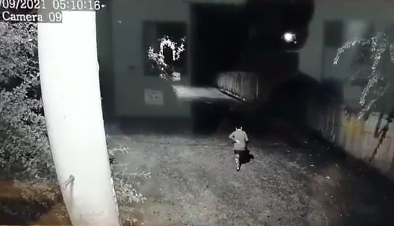 지난 8일 경찰 CCTV에 실종된 70대 여성이 집을 나와 걸어가는 모습이 찍혀 있다.(울산경찰청 제공) © 뉴스1