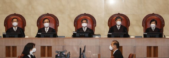 [서울=뉴시스] 권창회 기자 = 김명수 대법원장과 대법관들이 9일 오후 서울 서초구 대법원 대법정에서 불륜 목적의 주거침입 사건 상고심 전원합의체 선고를 위해 자리하고 있다. 2021.09.09. kch0523@newsis.com