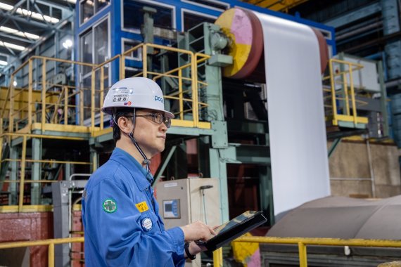 포스코 역대 최연소 명장에 오른 손광호 차장© 뉴스1