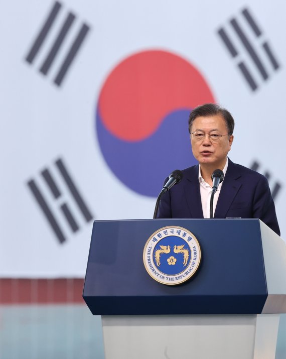 [거제=뉴시스] 김진아 기자 = 문재인 대통령이 9일 경남 거제시 삼성중공업에서 열린 K-조선 비전 및 상생 협력 선포식에서 발언을 하고 있다. 2021.09.09. bluesoda@newsis.com <저작권자ⓒ 공감언론 뉴시스통신사. 무단전재-재배포 금지.> /사진=뉴시스화상