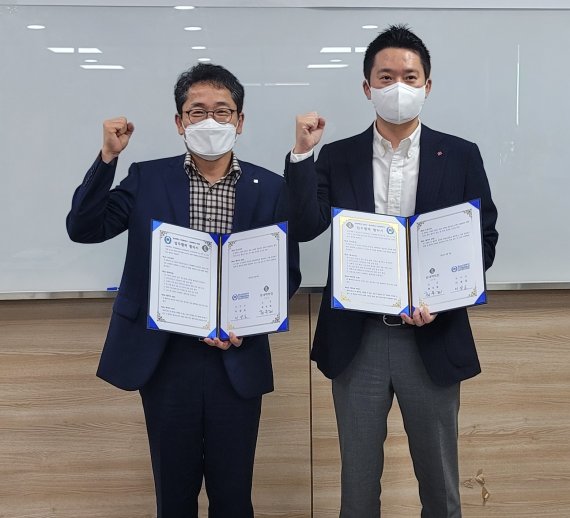 [대전=뉴시스] 라이브커머스 인력양성을 위한 업무협약을 체결하고 있는 롯데백화점 대전점 최우제 점장(오른쪽)과 충남대 지역협력본부 이상도 본부장. *재판매 및 DB 금지