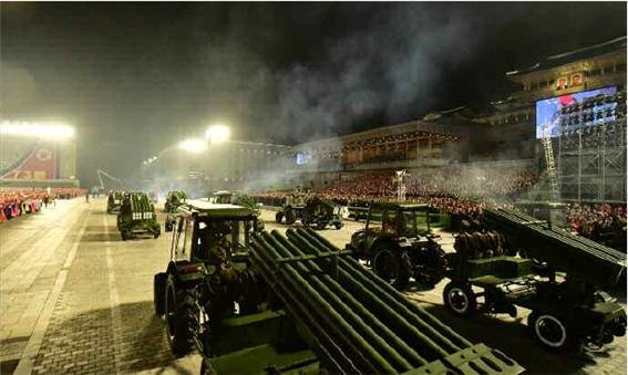 (평양 노동신문=뉴스1) = 북한이 9일 0시 평양 김일성광장에서 '민간 및 안전무력' 열병식을 진행했다고 노동당 기관지 노동신문이 보도했다. [국내에서만 사용가능. 재배포 금지. DB 금지. For Use Only in the Republic of Korea. Redistribution Prohibited] rodongphoto@news1.kr© 뉴스1