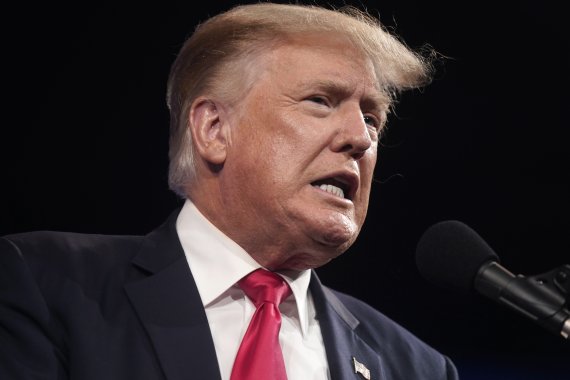 [댈러스=AP/뉴시스] 도널드 트럼프 전 미국 대통령이 보수정치행동회의(CPAC)에서 연설을 하고 있다. 트럼프 전 대통령은 연설을 통해 보수주의를 '주류'로 규정하고 조 바이든 현 대통령을 비난했다. 2021.08.11.