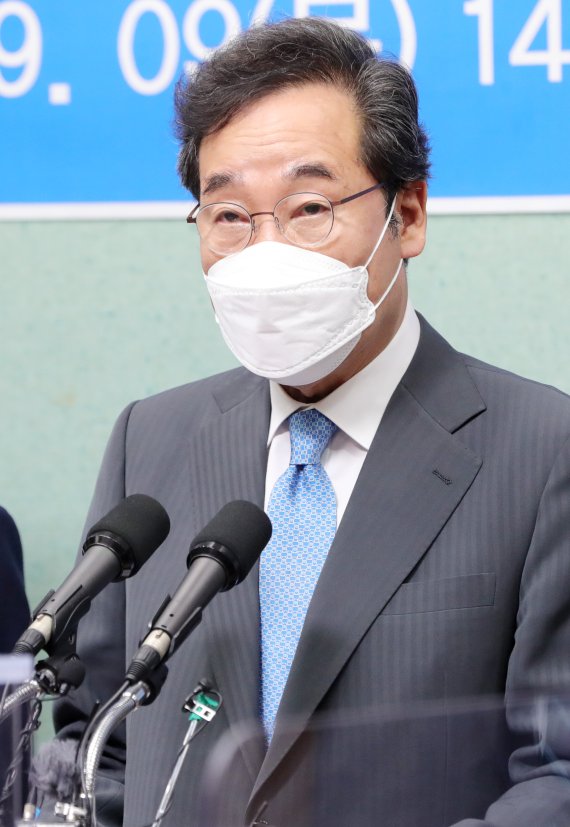 [전주=뉴시스] 김얼 기자 = 이낙연 더불어민주당 대선 경선 후보가 9일 전북 전주시 전북도의회 브리핑룸을 방문해 '전북지역 공약 발표 기자회견'을 열고 질의에 답변하고 있다. 2021.09.09. pmkeul@newsis.com /사진=뉴시스