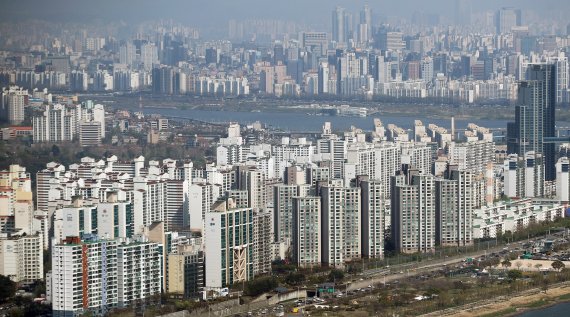 서울 여의도 63스퀘어에서 바라본 한강변 아파트 단지 모습. 2021.4.7/뉴스1 © News1 오대일 기자