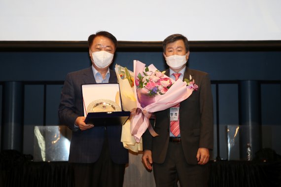 한범덕 충북 청주시장(왼쪽)이 9일 호텔인터불고 대구에서 열린 2021 한국정책학회 정책대상 시상식에서 정책상을 받고 있다.(청주시 제공).2021.9.9/© 뉴스1