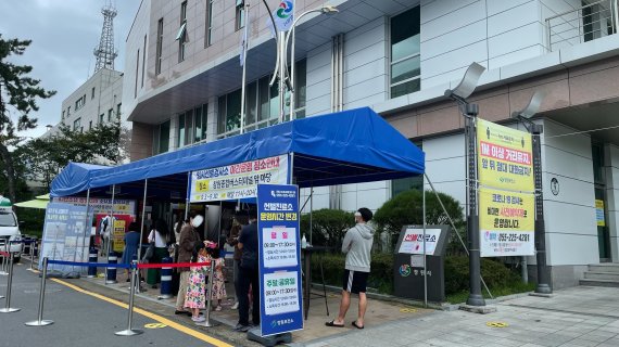 지난 7일 코로나19 진단검사를 위해 창원시보건소 임시선별진료소를 찾은 시민들이 줄을 서서 기다리고 있다. © 뉴스1 강정태 기자