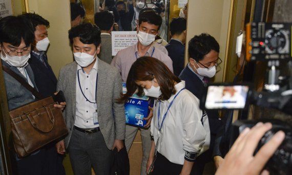 은수미 성남시장의 채용비리 의혹을 수사 중인 경찰이 24일 오후 경기도 성남시 중원구 성남시청에서 압수수색을 마치고 압수품을 챙겨 나오고 있다. 2021.5.24/뉴스1 © News1 김영운 기자