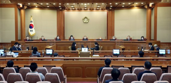 유남석 헌법재판소장을 비롯한 헌법재판관들이 9일 오후 피성년후견인 국가공무원 당연퇴직 사건에 대한 헌법소원을 심리하기 위해 서울 종로구 헌법재판소 대심판정에 앉아 재판 시작을 기다리고 있다. 2021.9.9/뉴스1 © News1 민경석 기자