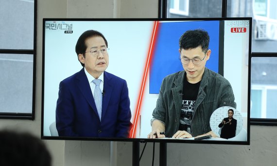 진중권, 홍준표에 "조국 과잉수사? 역선택 유도 발언이냐"