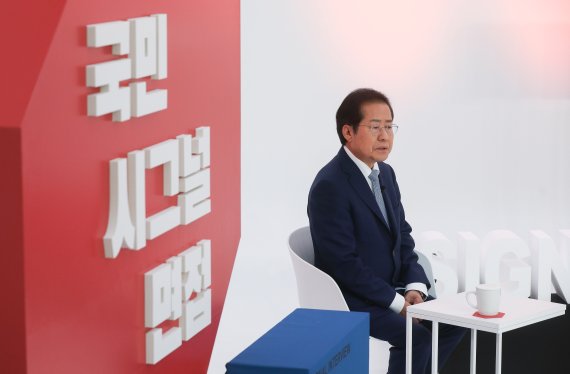 9일 오후 서울 금천구 즐스튜디오에서 열린 '국민시그널' 국민의힘 대선 경선 후보 공개면접에서 홍준표 예비후보가 질문에 답변하고 있다. 2021.9.9/뉴스1 © News1 국회사진취재단