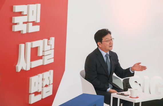 9일 오후 서울 금천구 즐스튜디오에서 열린 '국민시그널' 국민의힘 대선 경선 후보 공개면접에서 유승민 예비후보가 질문에 답변하고 있다. 2021.9.9/뉴스1 © News1 국회사진취재단