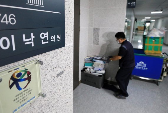 9일 서울 여의도 국회의원회관에서 국회 직원이 이낙연 의원실에서 내놓은 책자와 서류더미 등을 수거하고 있다. 뉴스1