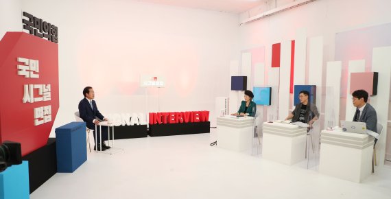 9일 서울 금천구 즐스튜디오에서 열린 국민의힘 대선 경선 후보 국민 시그널 공개면접에 참가한 홍준표(왼쪽) 예비후보가 답변하고 있다. 심사위원은 김준일(오른쪽부터) 대표, 진중권 전 동양대 교수, 박선영 동국대 교수. 사진=박범준 기자