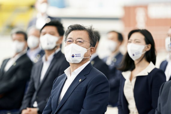 문재인 대통령이 29일 오후 부산신항 다목적부두에서 열린 해운산업 리더국가 실현전략 선포 및 1.6만TEU급 한울호 출항식에 참석해 있다. 2021.6.29/뉴스1 © News1 이광호 기자