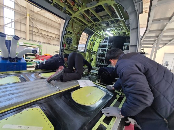 사천의 항공 MRO 전문업체인 한국항공서비스의 비행기 정비(사천시 제공). © 뉴스1