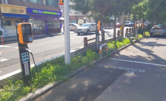 제주시내 한 아파트에 설치된 공용 전기차 충전기. 2021.9.10/뉴스1© News1