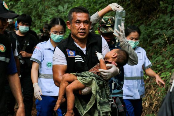 아빠 친구에게 납치 당해 집에서 3km 떨어진 숲속에서 경찰에 의해 발견된 23개월 여자아이가 경찰에 구조돼 이송되고 있다. /사진=방콕포스트