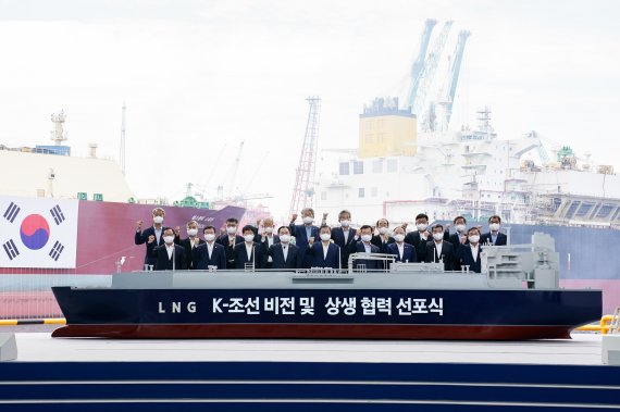 문재인 대통령을 비롯한 참석자들이 9일 경상남도 거제시 삼성중공업에서 열린 'K-조선 비전 및 상생 협력 선포식'에서 조선산업 생태계 경쟁력 강화 협약식을 마친 후 기념촬영을 하고 있다. 2021.9.9/뉴스1 © News1 유승관 기자