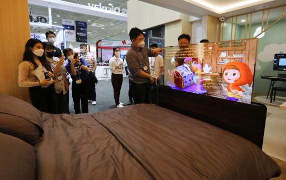 8월 25일 서울 코엑스에서 열린 IMID 2021(한국디스플레이산업 전시회)에서 관람객들이 스마트침대에 설치된 LG디스플레이 투명 OLED를 둘러보고 있다. 2021.8.25/뉴스1 © News1 박지혜 기자