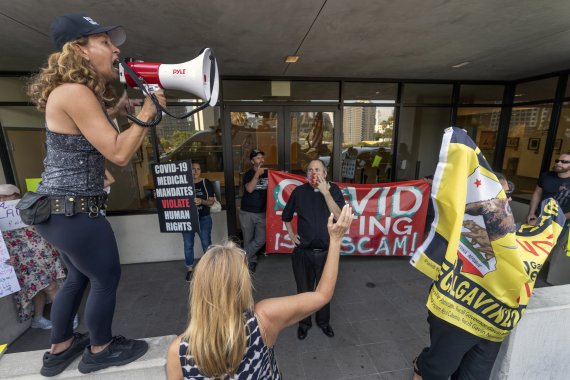 미국 캘리포니아주 로스앤젤레스(LA)의 LA통합교육구(LAUSD) 본부에서 9일(현지시간) 백신 반대 시위대가 12세 이상 학생들의 백신 접종 의무화 조치에 반대하는 시위를 벌이고 있다.AP뉴시스