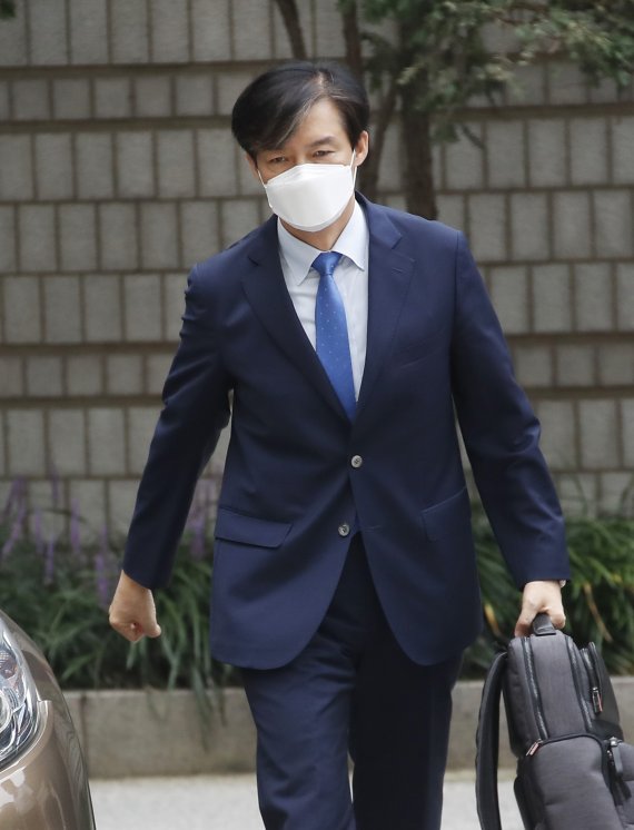 조국 전 법무부 장관이 10일 오전 서울 서초구 중앙지방법원에서 열린 자녀 입시비리 및 뇌물수수 등 혐의 관련 공판에 출석하고 있다. 사진=뉴스1