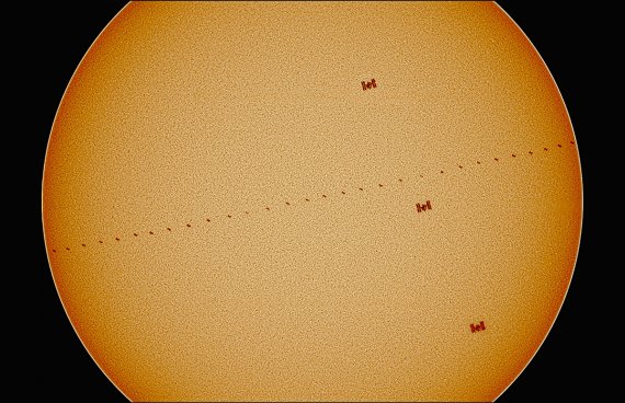 제29회 천체사진공모전 우수상을 수상한 이시우 씨의 ''ISS' Double Solar Transit'. 지구 주위를 돌고 있는 우주정거장이 태양안에 들어가 았다. 천문연구원 제공