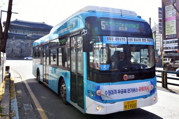 [수원=뉴시스]경기 수원시 장안문 일대를 달리고 있는 시내버스. (뉴시스 DB)