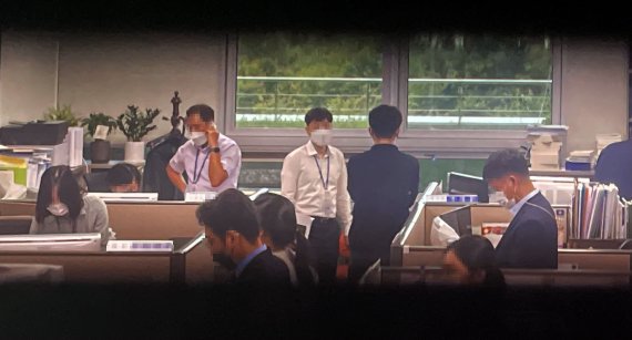 [서울=뉴시스] 최진석 기자 = 10일 고위공직자범죄수사처(공수처) 수사관들이 '검찰 고발 사주' 의혹 관련해 서울 영등포구 국회의원회관에 있는 김웅 국민의힘 의원실을 압수수색하고 있다. (공동취재사진) 2021.09.10. photo@newsis.com