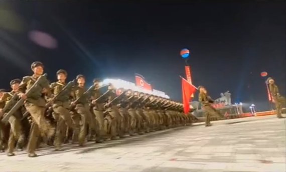 개인용 맨패즈(MANPADS·휴대용 대공미사일)을 들고 행군 중인 북한 노농적위군 부대원들 (조선중앙TV 캡처) © 뉴스1