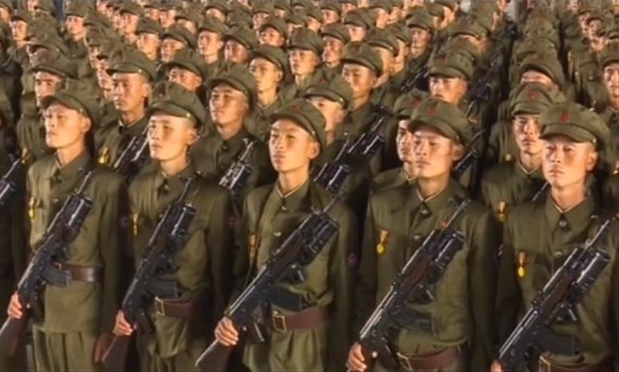 북한 정권 수립 73주년 기념 열병식에 참가한 노농적위군 부대원들이 유탄 발사기가 장착된 68식 보총을 메고 있다. (조선중앙TV 캡처) © 뉴스1