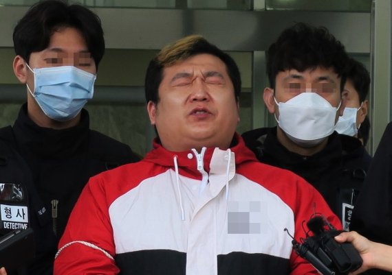 [인천=뉴시스] 김동영 기자 = 인천 중구 신포동 한 노래주점에서 40대 손님을 살해하고 시체를 야산에 유기한 허민우가 21일 오전 인천시 미추홀구 미추홀경찰서 유치장을 나와 검찰로 송치되고 있다. 2021. 5.21. dy0121@newsis.com